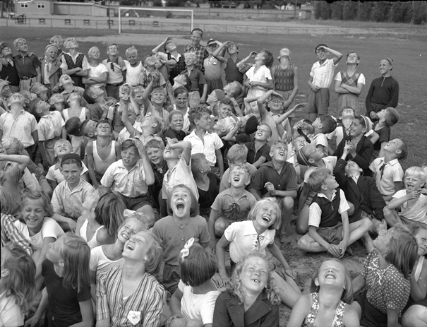 Barnkoloni på Idrottsparken i Norrköping juli 1942, fotograf Carl Werngren. Bildkälla: Norrköpings stadsmuseum