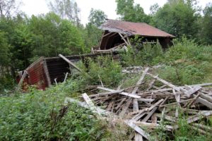 Förfallen ladugård med loge i Visskvarn. Kanske var det här festen hålls i början av 1920-talet?